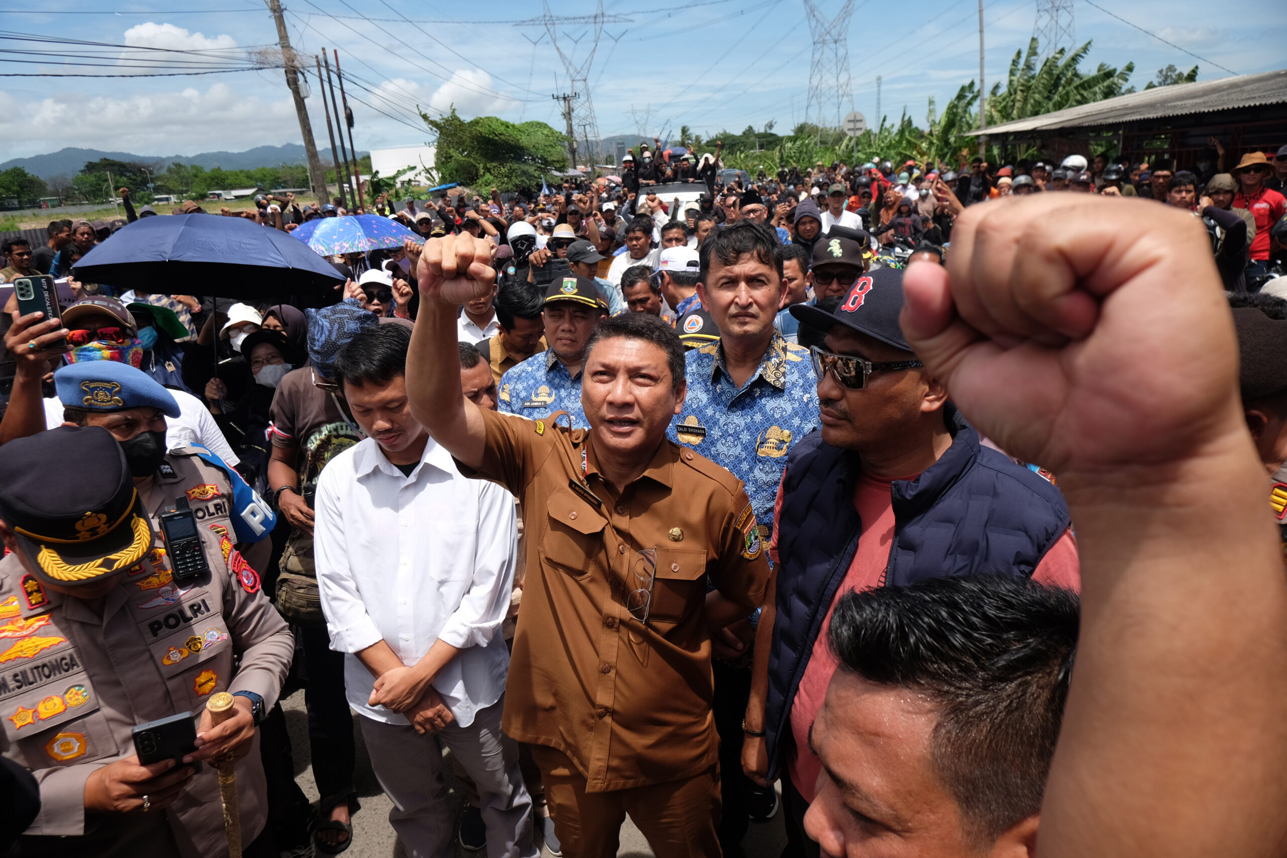 Doni Serang Sekda Banten Temui Massa Aksi di Jalan bojonegara Pulo Ampel 1 scaled