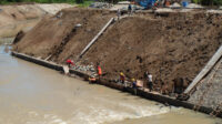 Doni Serang Sungai Cibanten Dipasang Turap 1