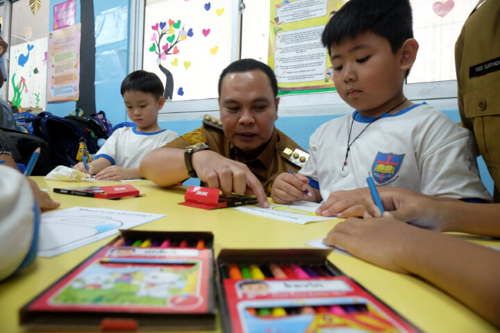 Doni Serang Walikota Serang Budi Rustandi Duduk Lesehan Sambil Ngobrol Dengan Anak TK Saat Kunjungi Sekolah BPK Penabur Serang 1
