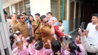 Walikota Serang Budi Rustandi Gendong Pelajar Saat Kunjungi Seko Doni Serang Walikota Serang Budi Rustandi Gendong Pelajar Saat Kunjungi Sekolah Mardi Yuana Serang 1