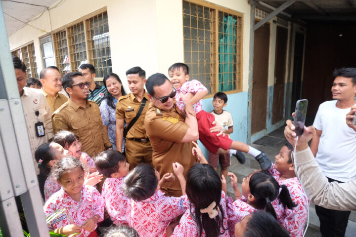 Doni Serang Walikota Serang Budi Rustandi Gendong Pelajar Saat Kunjungi Sekolah Mardi Yuana Serang 1