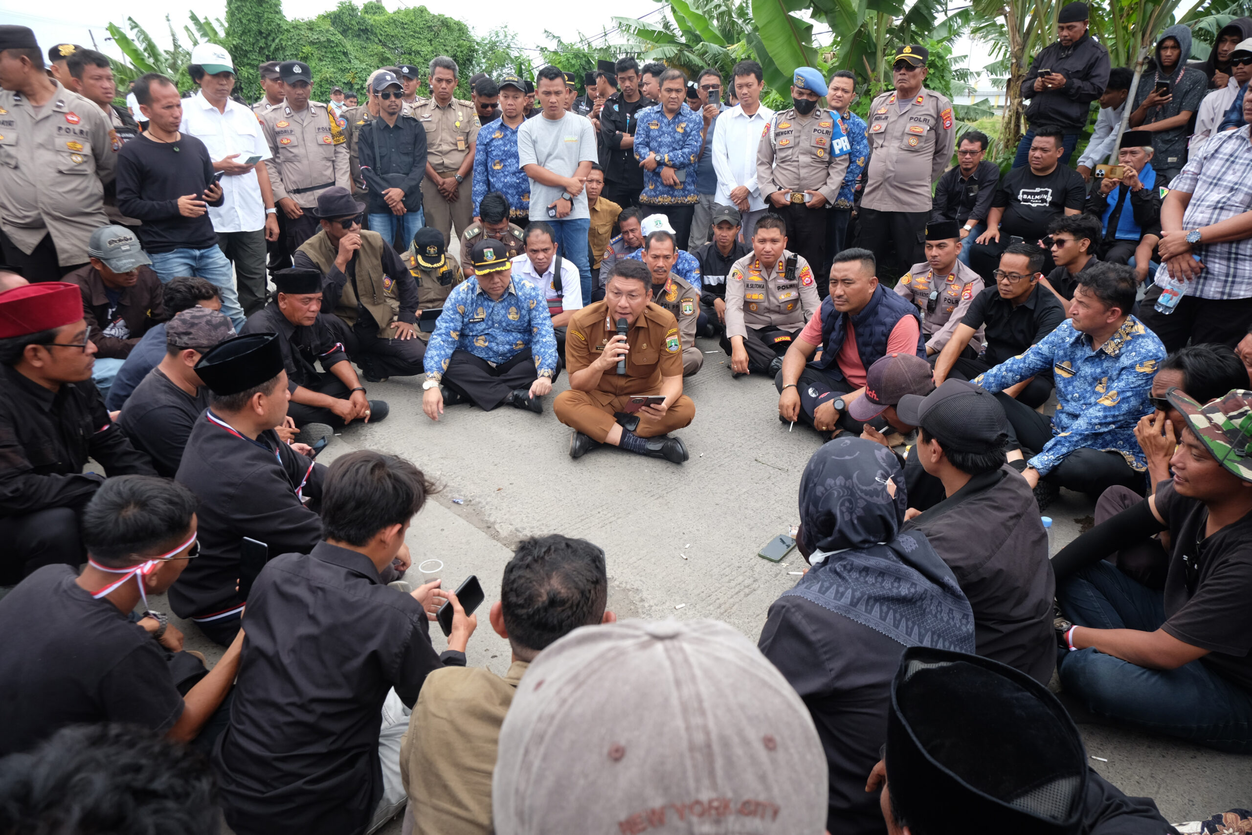 ekda Banten Deden Apriandhi dan Sekda Kabupaten Serang Zaldi Dhu Doni Serang ekda Banten Deden Apriandhi dan Sekda Kabupaten Serang Zaldi Dhuhana Duduk Lesehan Dialog Dengan Massa Aksi Unjukrasa di Jalan Bojonegara Pulo Ampel 1 scaled