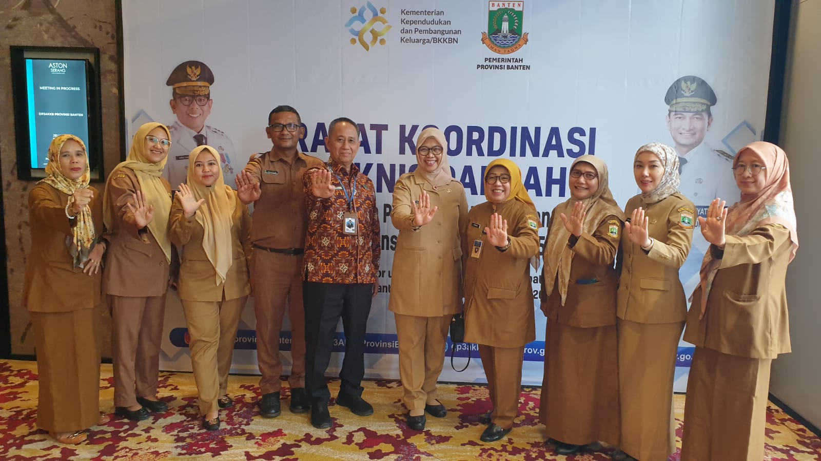 Kepala DP3AKKB Banten Sitti lima dari kanan Maani Nina foto bersama usai kegiatan 1