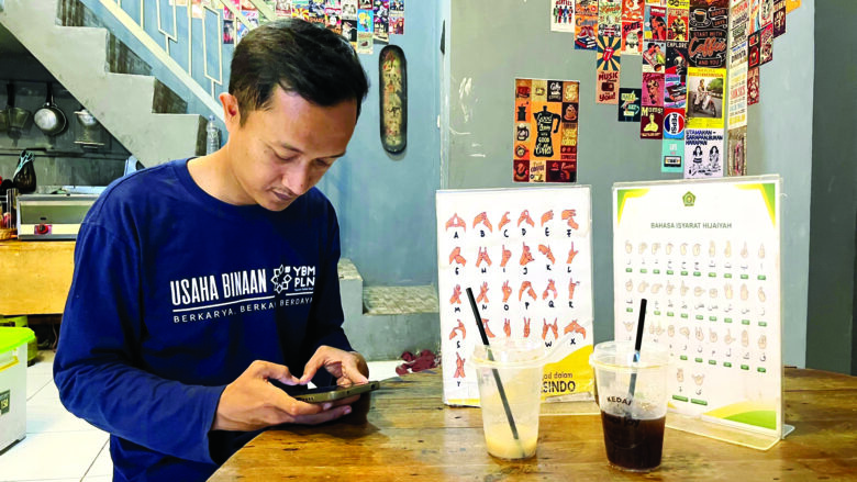 Di Kedai Kopi, Semua Orang Setara Di Kedai Kopi, Semua Orang Setara