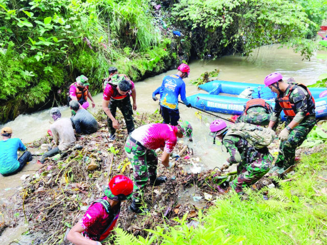 Masyarakat Masih Buang Sampah ke Sungai Masyarakat Masih Buang Sampah ke Sungai