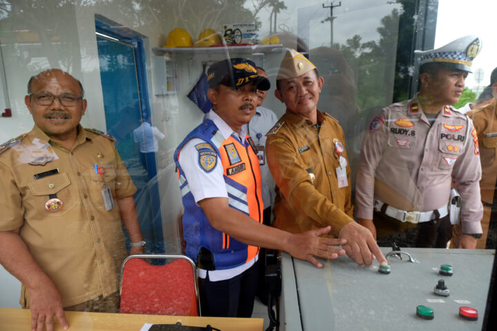 ASDA II Pemkot Serang Resmikan Pintu Perlintansan KA KALISKA KSB Doni Serang ASDA II Pemkot Serang Resmikan Pintu Perlintansan KA KALISKA KSB Demi Menjaga Keselamatan 1