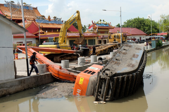Doni Serang Eskavator Terguling Saat Revitalisasi Kali Pamarican Kasemen Kota Serang 1