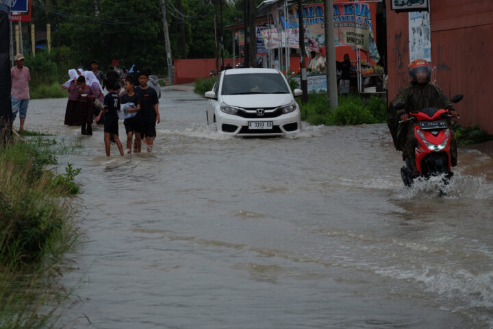 Doni Serang Jalan Bangdes Penancangan Cipocok Jaya Terendam Banjir 1