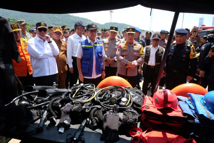 Doni Serang Kapolri Jendral Listyo Sigit Prabowo Cek Posko Terpadu Siaga Bencana di Pelabuhan Merak 1