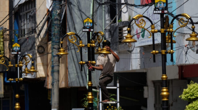 Doni Serang Lampu Hias Royal Baroe Diperbaiki 1