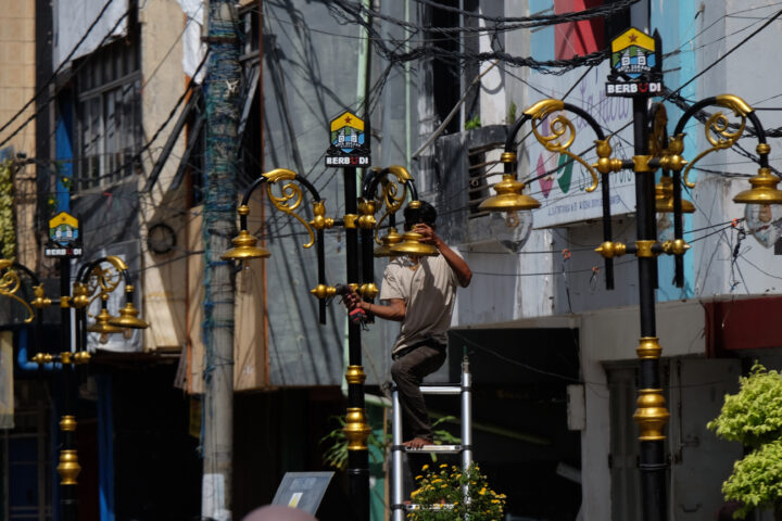 Doni Serang Lampu Hias Royal Baroe Diperbaiki 1