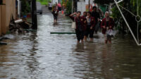 Mahsiswi di Serang Terobos Banjir Demi Kuliah Doni Serang Mahsiswi di Serang Terobos Banjir Demi Kuliah 1