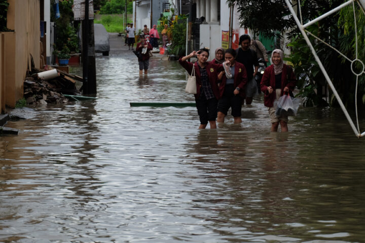 Doni Serang Mahsiswi di Serang Terobos Banjir Demi Kuliah 1