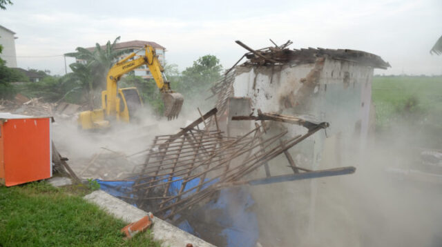 Doni Serang Ratusan Bangunan Liar di Sepadan Kali Padek Kota Serang Dirobohkan 1