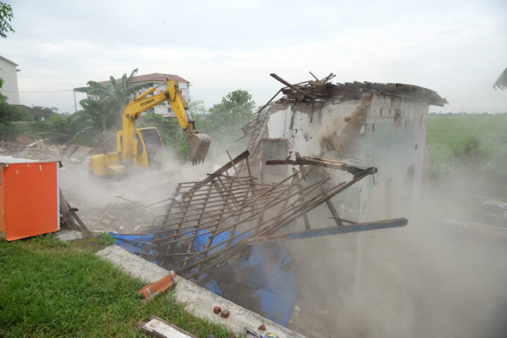 Doni Serang Ratusan Bangunan Liar di Sepadan Kali Padek Kota Serang Dirobohkan 1