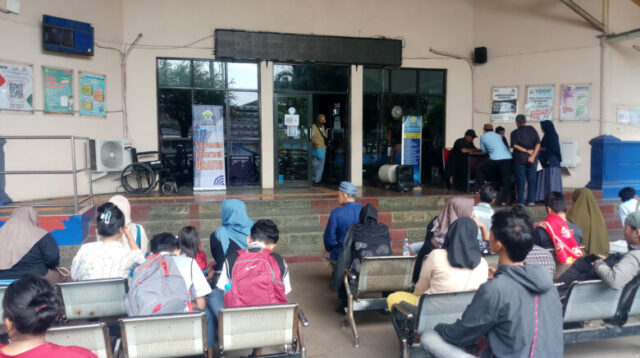 Doni Serang Tiga Pekan Terakhir Disdukcapil Kota Serang Membludak Oleh Warga Urus Berkas Syarat Bansos dan BLT 1