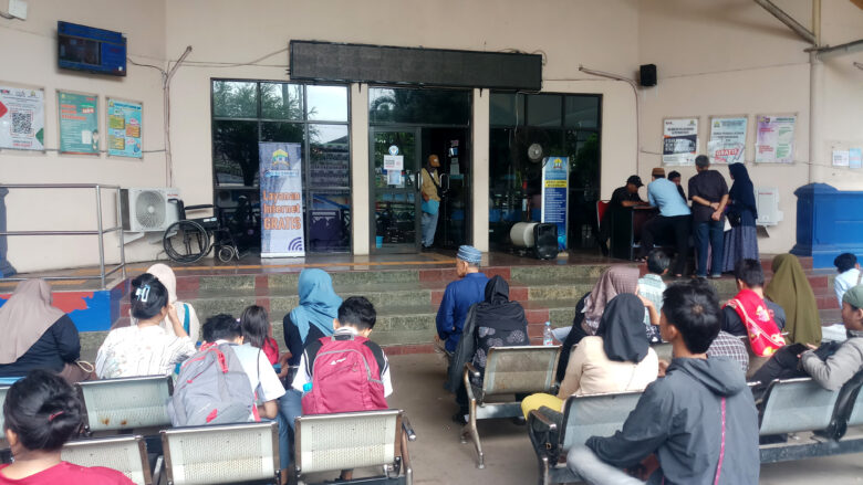 Doni Serang Tiga Pekan Terakhir Disdukcapil Kota Serang Membludak Oleh Warga Urus Berkas Syarat Bansos dan BLT 1