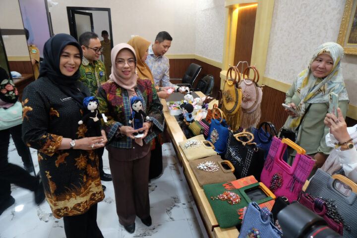 Doni Serang Tinawati Andra Soni Minta Dekranasda Jadi Rumah Perajin Untuk Berkarya 1