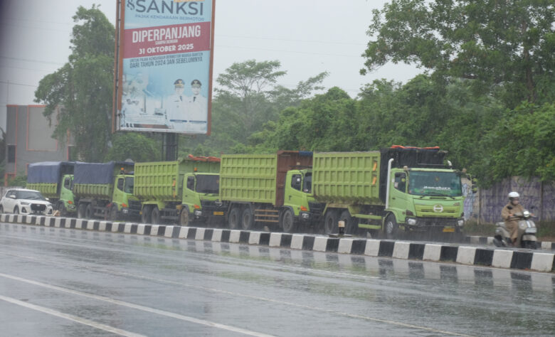 Doni Serang Truk Parkir Liar Saat Pagi Hari di Jalan Syech Nawawi Albantani 1