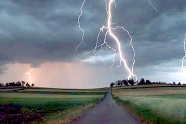 Sembilan Warga Tersambar Petir, Empat Tewas