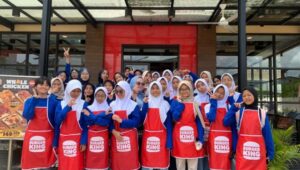 Ekskul Cooking Class SMP YPWKS Cilegon Unjuk Gigi di Dapur Burger King