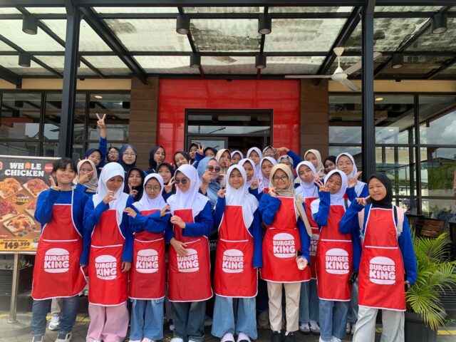 Ekskul Cooking Class SMP YPWKS Cilegon Unjuk Gigi di Dapur Burger King Ekskul Cooking Class SMP YPWKS Cilegon Unjuk Gigi di Dapur Burger King