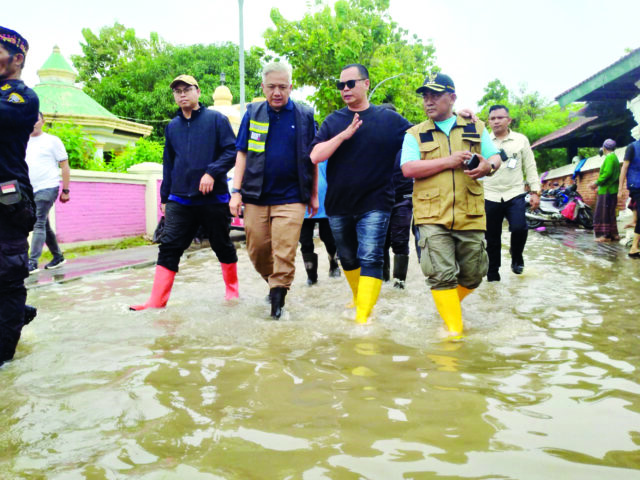 Banjir Akibat Warga Ubah Fungsi Sungai Jadi Bangunan Liar