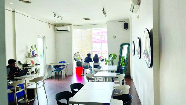 Granoolize: Tempat Ngopi dengan Smoking Room yang Adem Granoolize: Tempat Ngopi dengan Smoking Room yang Adem