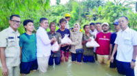 Kader Gerindra Berjibaku di Tengah Banjir Kader Gerindra Berjibaku di Tengah Banjir