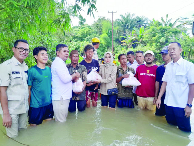 Kader Gerindra Berjibaku di Tengah Banjir