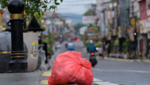 Doni Serang Sampah di Royal Baroe Usai Malam Pergantian Tahun Baru 2026 1