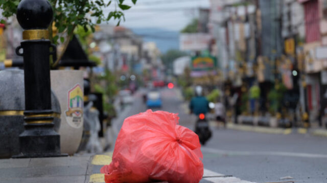 Sampah di Royal Baroe Usai Malam Pergantian Tahun Baru 2026 Doni Serang Sampah di Royal Baroe Usai Malam Pergantian Tahun Baru 2026 1