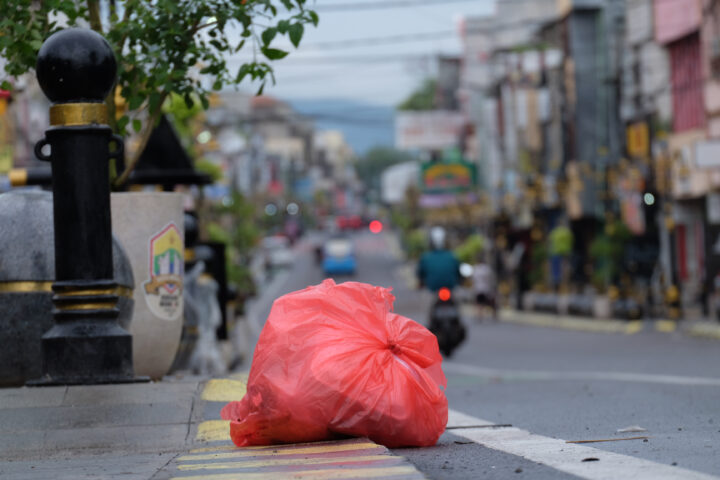 Doni Serang Sampah di Royal Baroe Usai Malam Pergantian Tahun Baru 2026 1