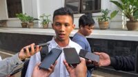 Siswa Diberi Makanan Kering