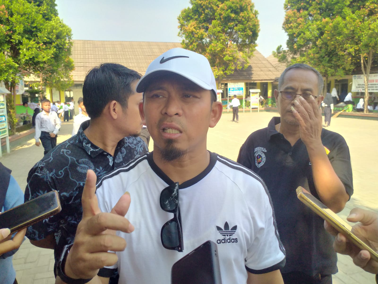 Kepala Dindikbud Kota Serang Ahmad Nuri saat diwawancarai wartawan di Kota Serang