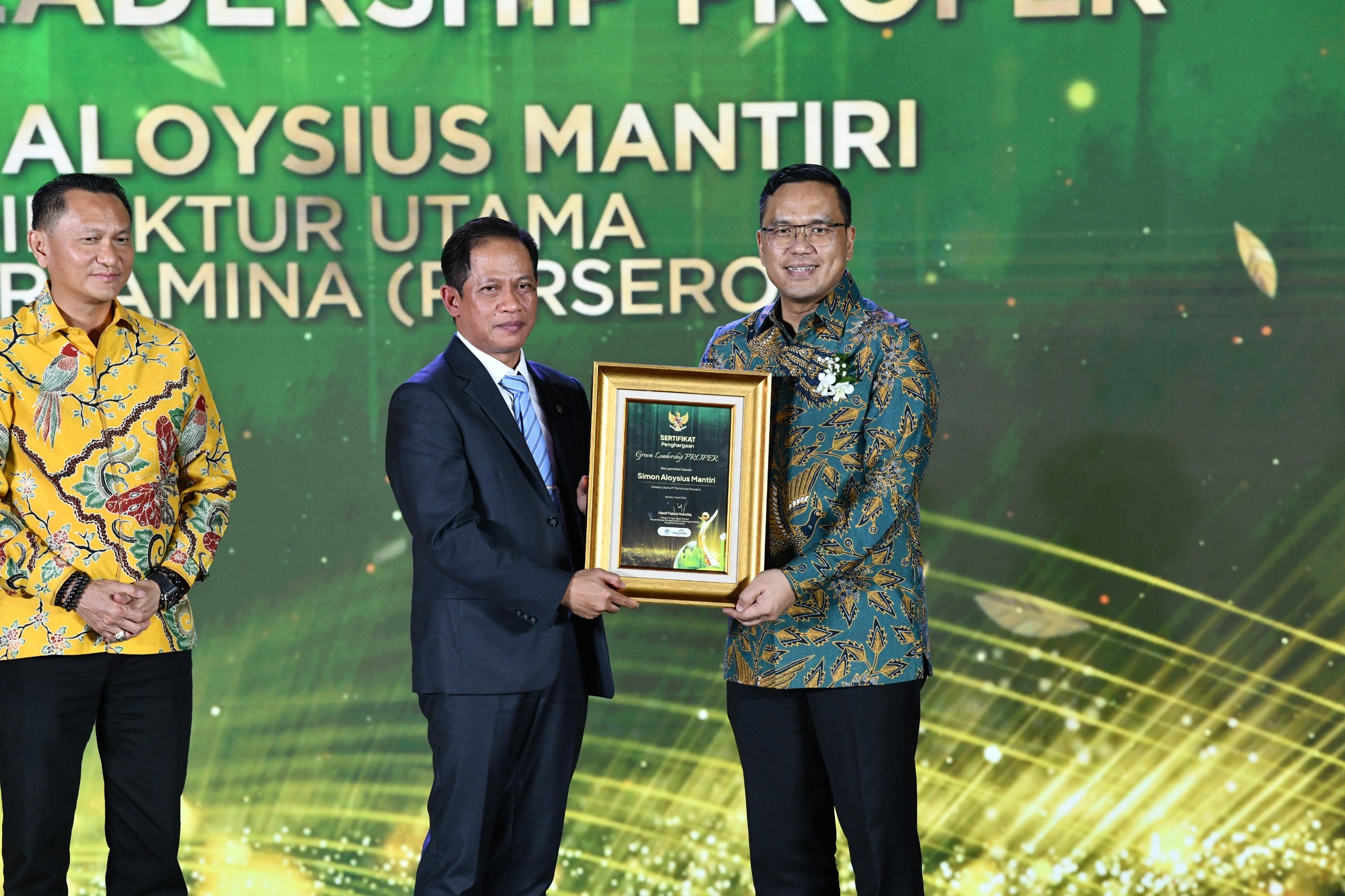 Direktur Utama Pertamina Simon Aloysius Mantiri menerima Penghargaan Green Leadership PROPER dalam acara Anugerah Lingkungan PROPER yang diselenggarakan oleh Kementerian Lingkungan Hidup RI, pada Selasa (7/4) di TMII.