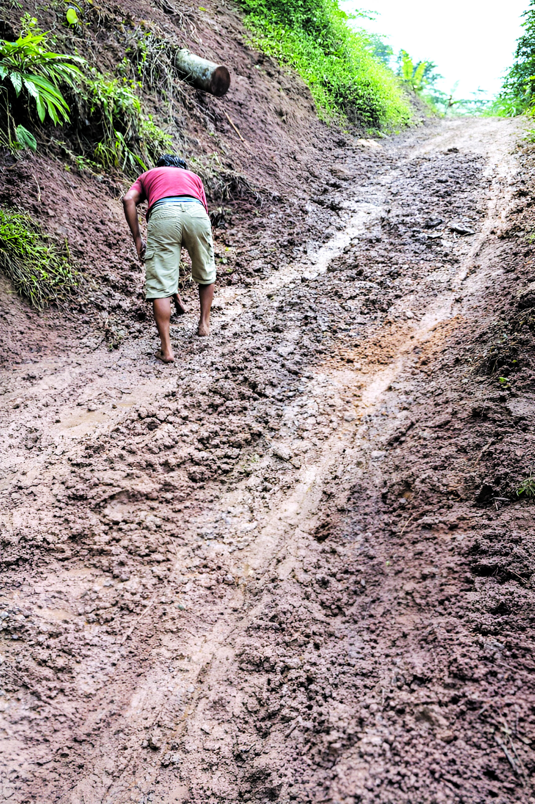 Warga Keluhkan Jalan ke Baduy Mirip Kubangan Kerbau