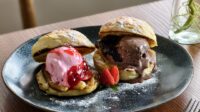 Rasakan Sensasi Meltd Me Burger dengan Isian Es Krim