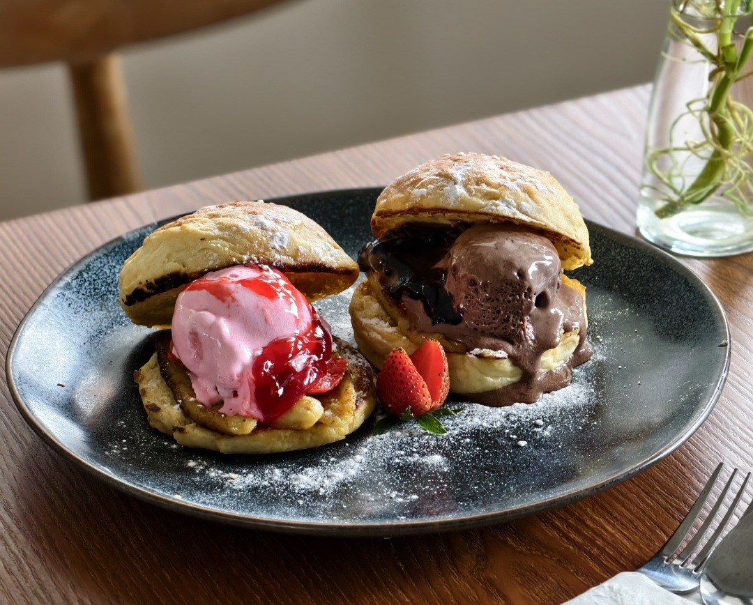 Rasakan Sensasi Meltd Me Burger dengan Isian Es Krim