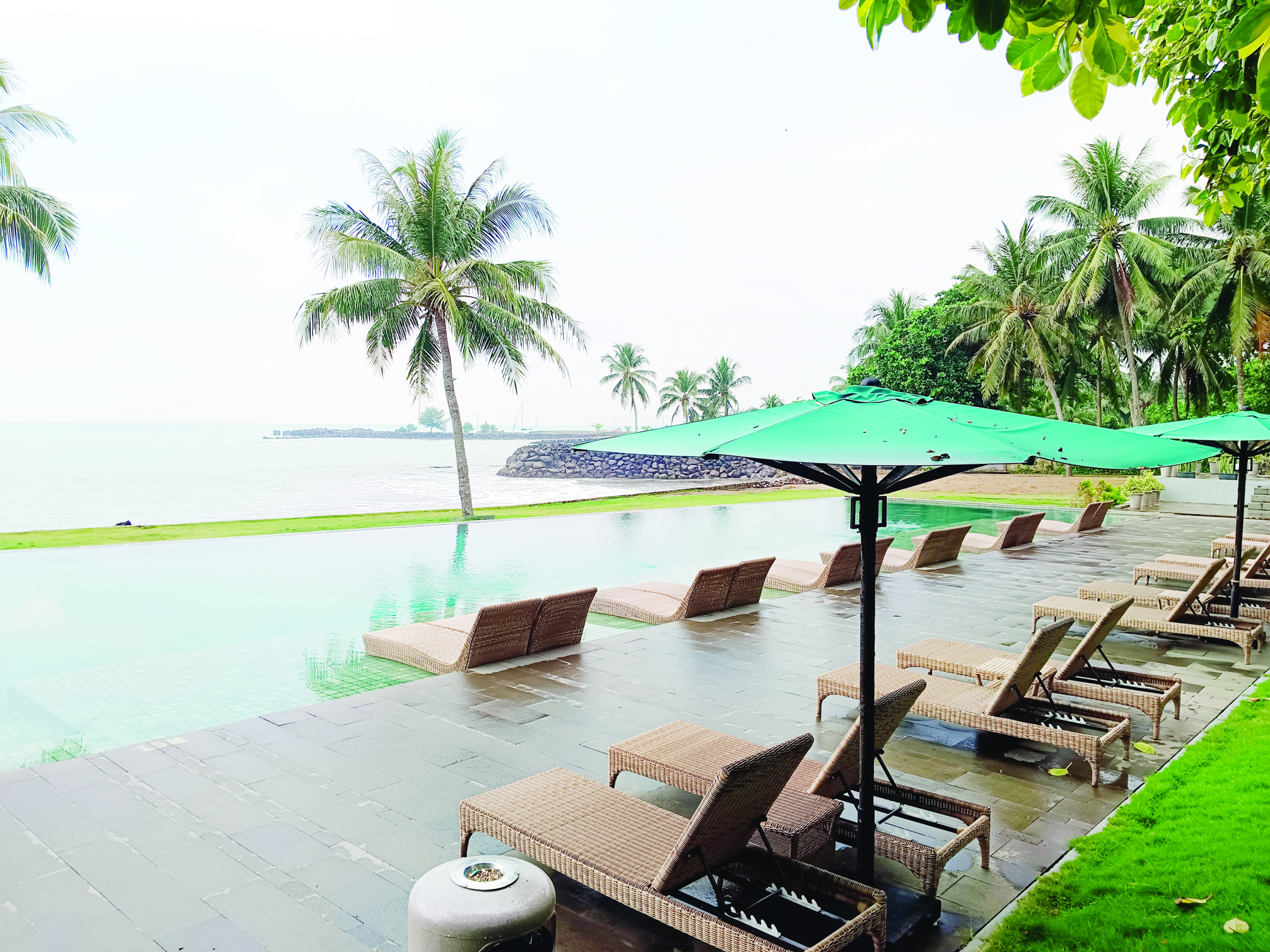 Makan Sambil Nikmati Sunset di The West Cove Cuma Rp150 Ribu