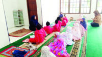Tanamkan Nilai Agama Lewat Mengaji hingga Salat Rutin