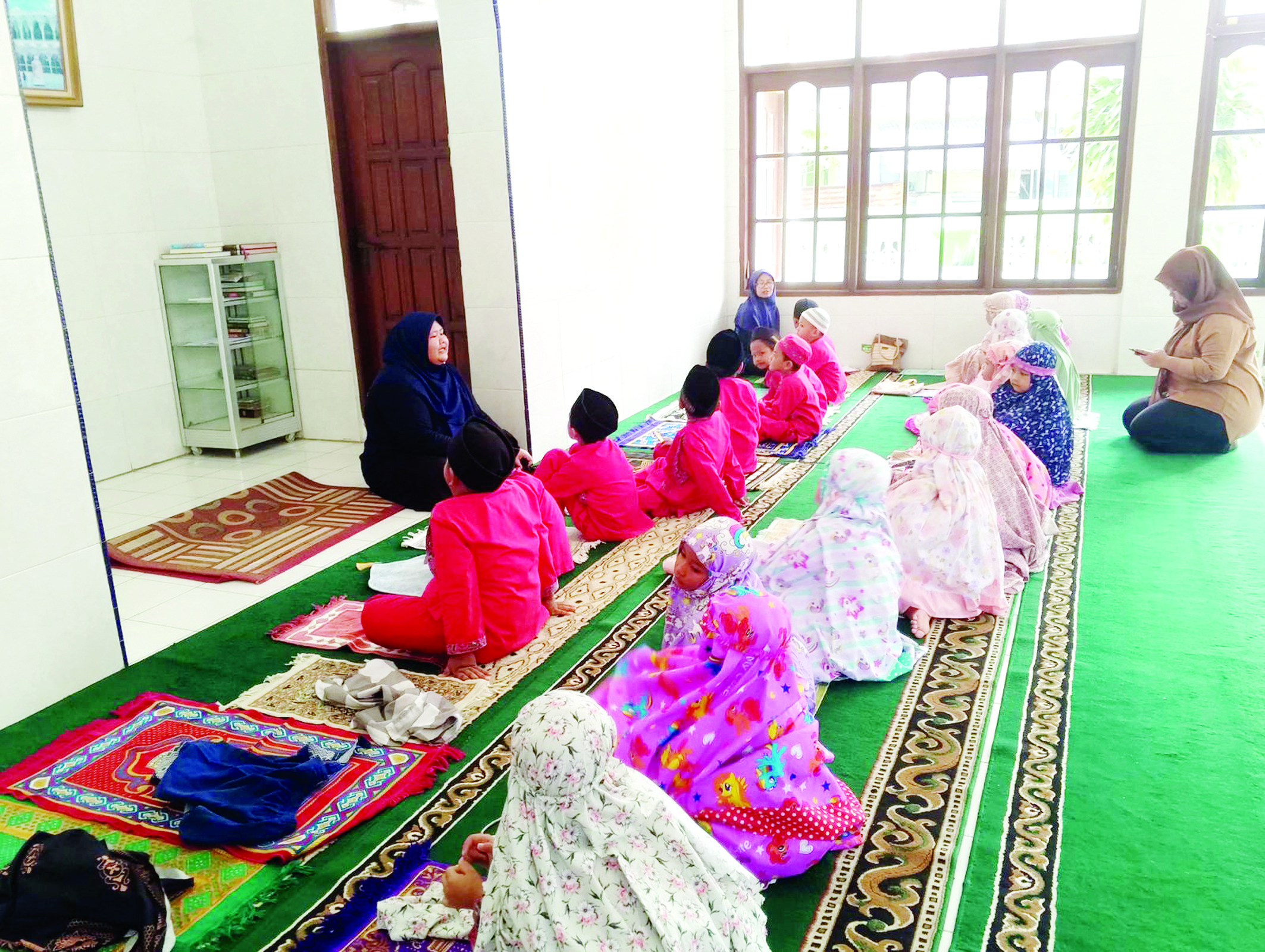 Tanamkan Nilai Agama Lewat Mengaji hingga Salat Rutin