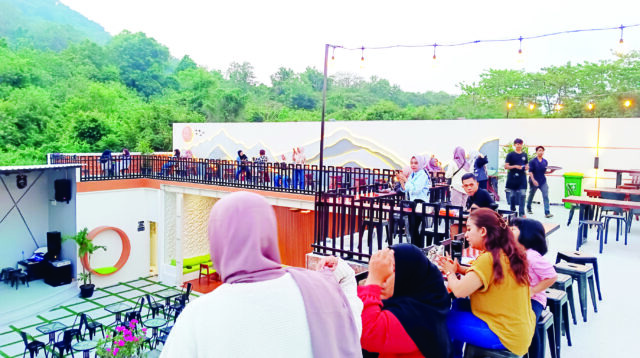 Gupi Cafe, Tempat Nongkrong dengan View Gunung Pinang yang Estetik