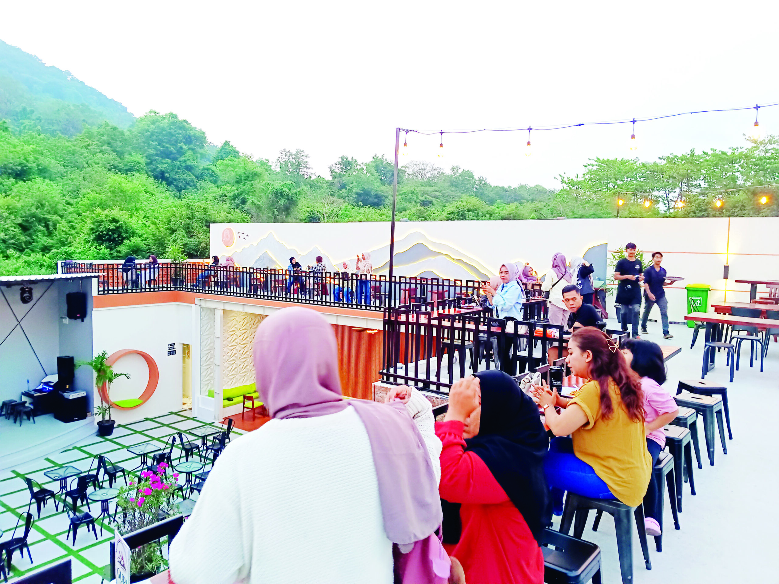 Gupi Cafe, Tempat Nongkrong dengan View Gunung Pinang yang Estetik
