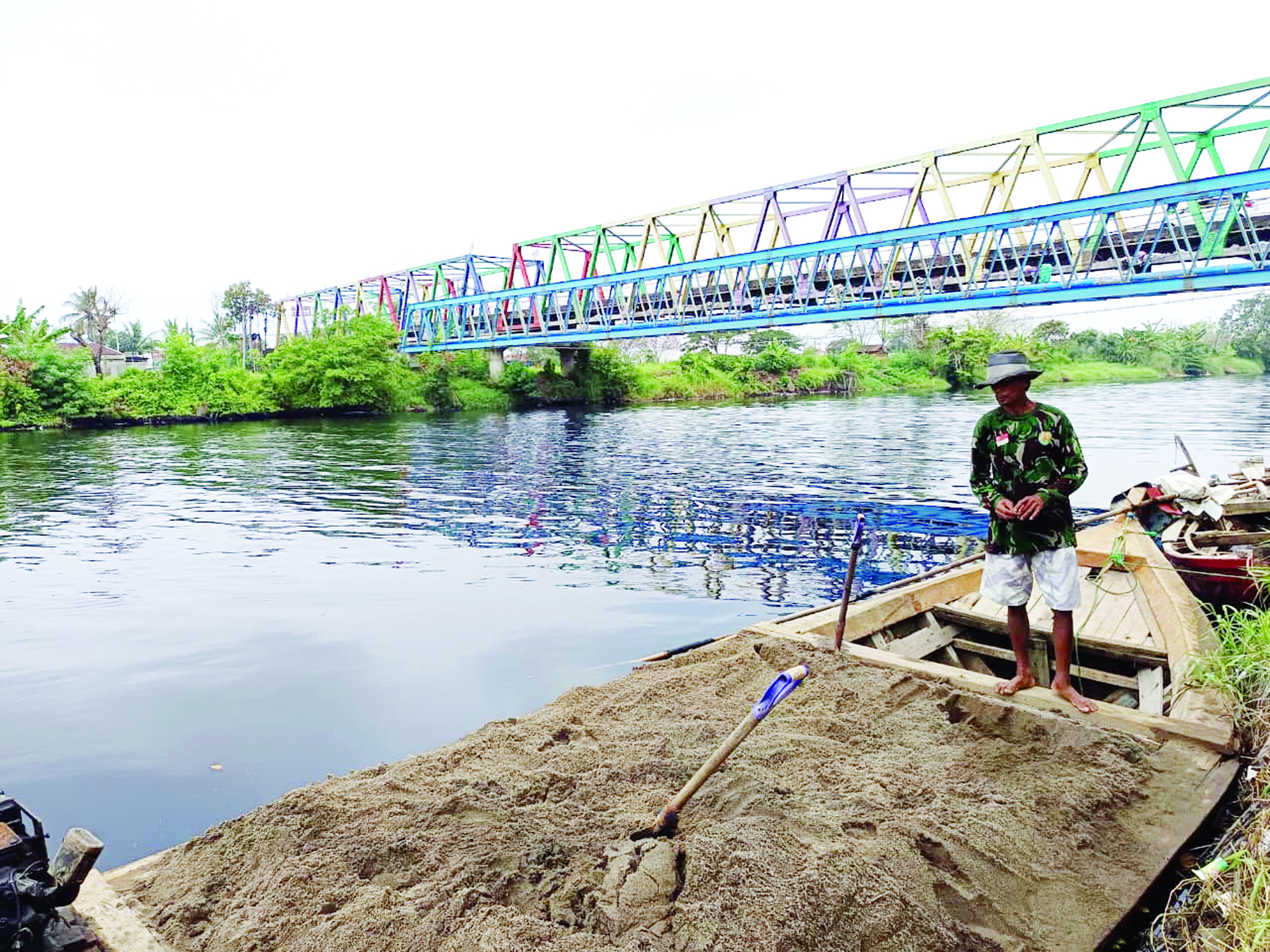 DLH Ambil Sempel Air Sungai Ciujung yang Menghitam