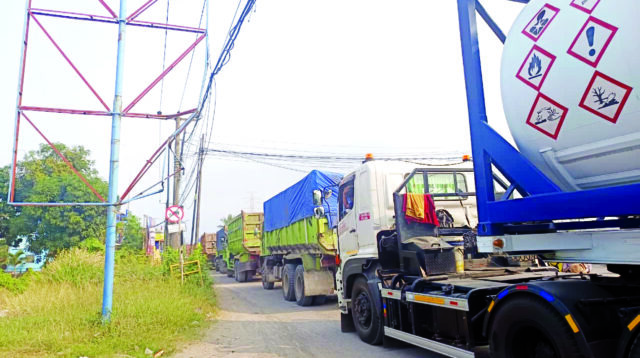 1.800 Truk Tambang Seliweran Tiap Hari