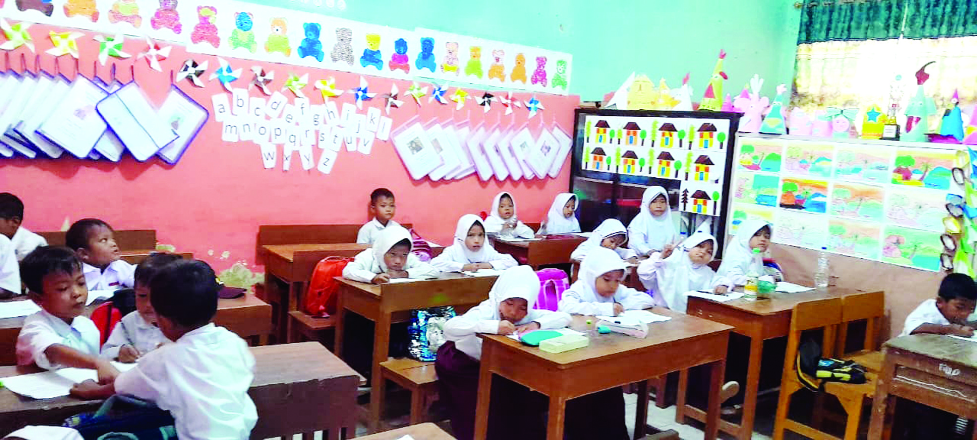 24 Siswa SDN Ciwedus Belajar di Bekas Gudang