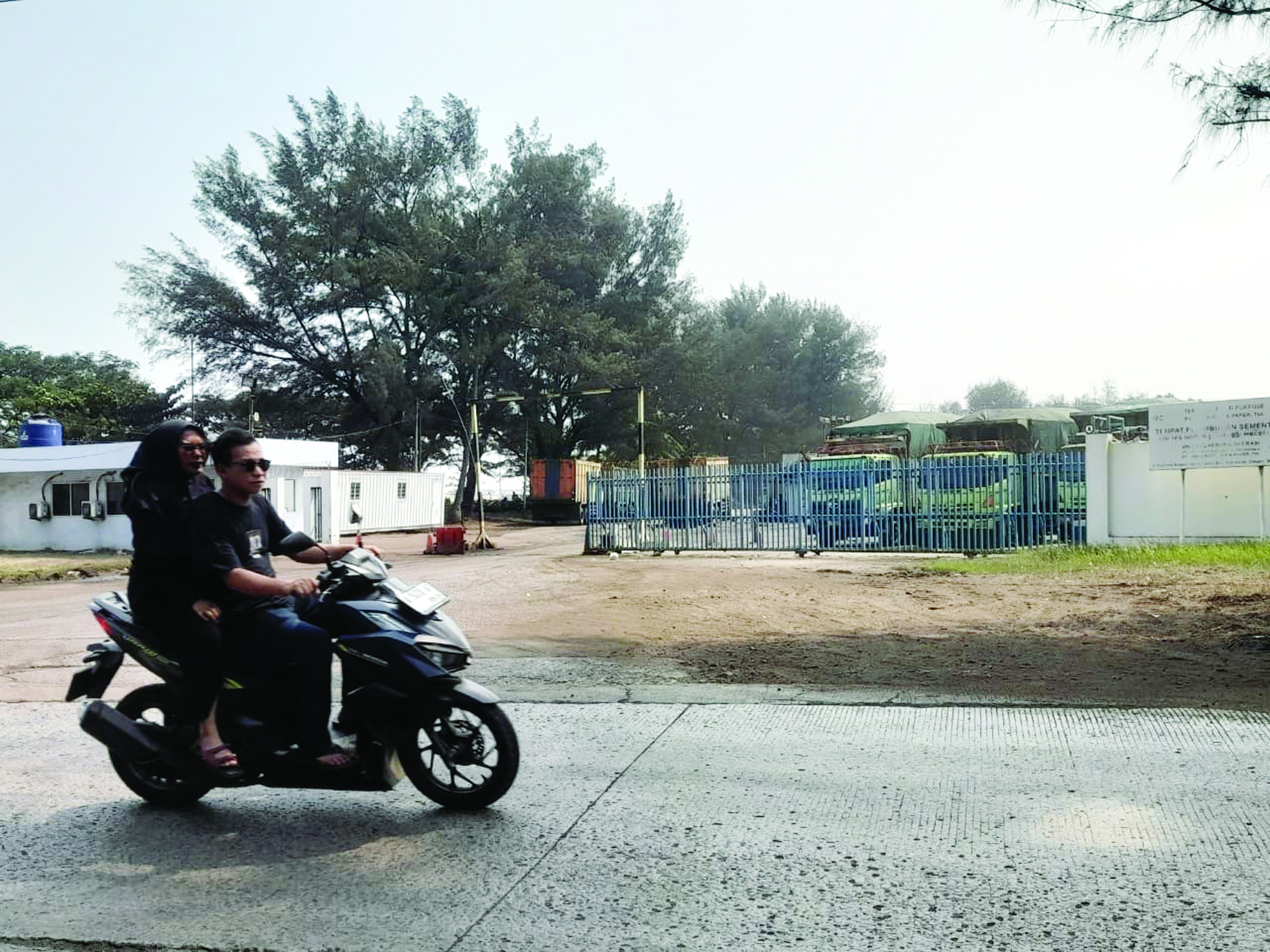 Warga Pulomerak Tercemar Debu Batubara