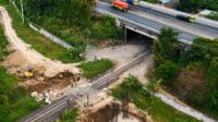 Warga Awasi Proyek Flyover Unyur Warga Awasi Proyek Flyover Unyur