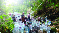 Warga Gunung Batur Jalan Kaki ke Hutan Cari Sumber Air Warga Gunung Batur Jalan Kaki ke Hutan Cari Sumber Air